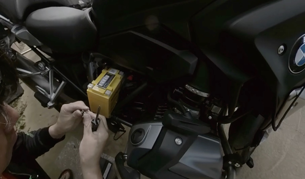 BMW R1250GS 방전 탈출! 모토뱃 MBYZ16H 배터리 셀프 교환 DIY 완벽 가이드